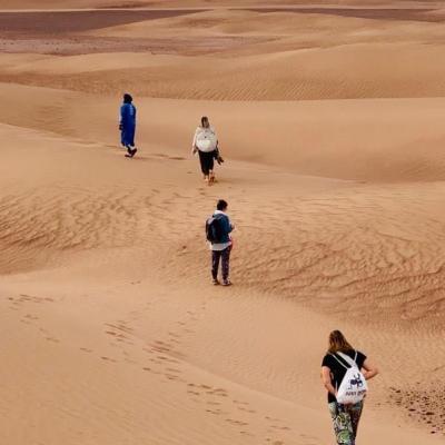 marche méditative dans le désert