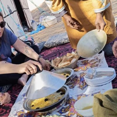 repas traditionnel en plein désert